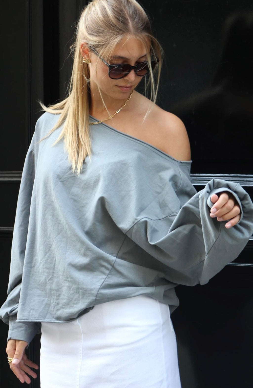 Billie épaules dénudées
